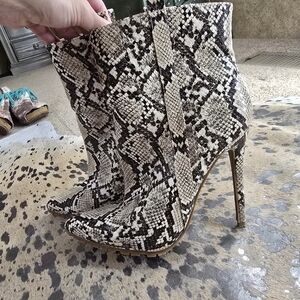 Elegant Snakeskin Patterned Heeled Boots